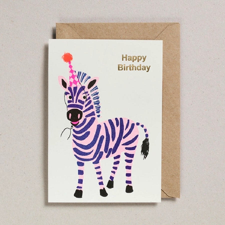 59cfd9bc67137fe3b5c05ec381e50494b39276506ea6208af922254b51c29492 Karte, Happy Birthday Aufdruck, Zebra-Illustration, lila und pinke Streifen, Partyhut, weißer Hintergrund, brauner Umschlag.