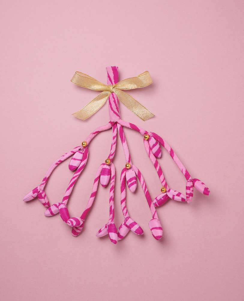 Mathilda-SILK-Mistletoe-Flamingo Dekoration; pink-weiß gestreiftes Stoffdesign; goldene Schleife; goldene Perlen; Quastenformen.