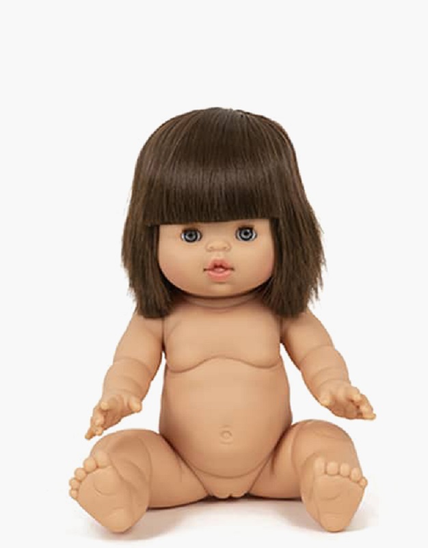 Chloe-aux-yeux-dormeurs-Minikane-1 Puppe, Hautfarbe hell, braune Augen, kurzes braunes Haar, sitzend, nackt.