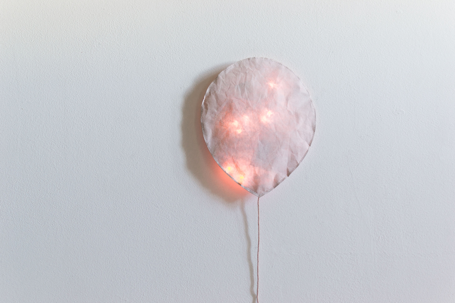 DSC_0723 Ballonförmige Wandlampe, hellrosa, warmweiße LEDs, textiler Überzug, an der Wand montiert.