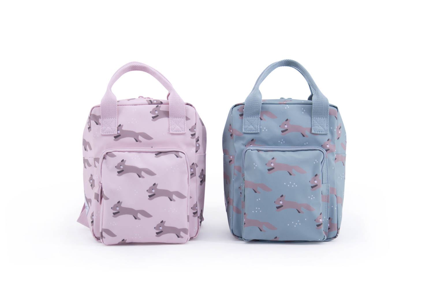 RGR_EefLillemor_backpack-fox_all Zwei Kinderrucksäcke; einer rosa, einer blau; Fuchsaufdruck; Vorderfach mit Reißverschluss; Tragegriffe; verstellbare Schultergurte; quadratische Form.