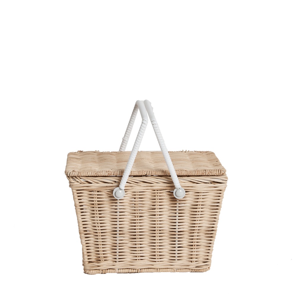 OE-Piki-Straw-front Picknickkorb, beige, Rattanoptik, rechteckig, weiße Griffe.