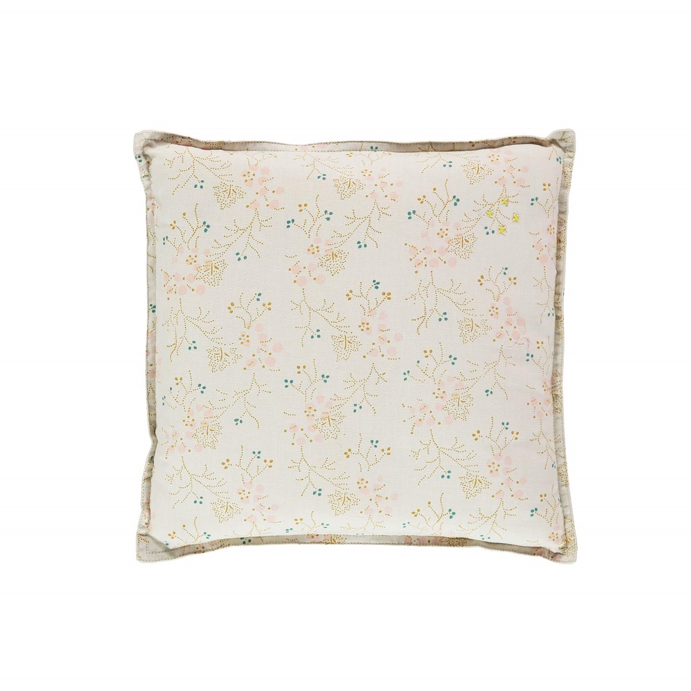 C09SMCG_copy_2048x2048 Kissen, quadratisch, cremefarben, mit floralem Muster, Pastelltöne, rosa und blau, zarte Details, dekorativer Rand.