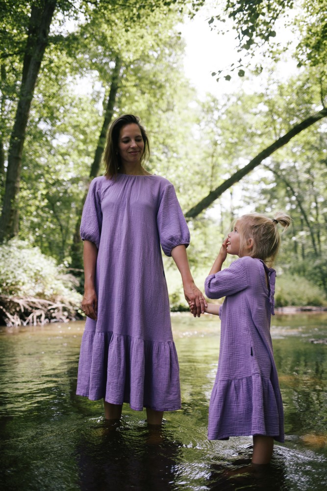 foto-2OOQmx2tkXZ6f7 Lila Kleider, lange Ärmel, gleiche Modelle, lockerer Schnitt, zwei Personen im Wasser.