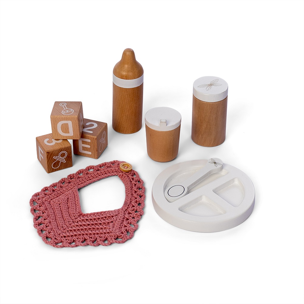 84196_a Holzspielzeug-Set, Flasche, Becher, Teller mit Fächern, Löffel, bunte Bauklötze mit Buchstaben, rosa gehäkeltes Lätzchen mit Knopfverschluss.