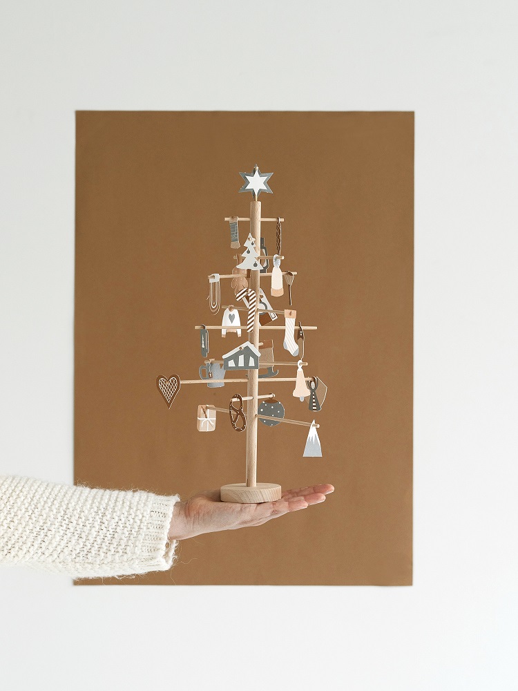 advent-tree-natural-1 Holz-Weihnachtsbaum, hellbraun, Dekorationen in Weiß und Blau, verschiedene Anhänger: Sterne, Herzen, Häuser, Socken, Tannenbaum, auf Hand präsentiert.