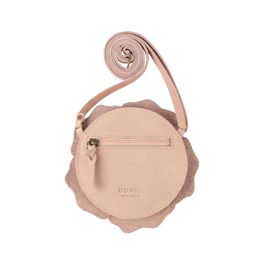 Thysa-purse-Anemone-Back Kleine runde Tasche, hellrosa, Leder, Donsje-Logo, Reißverschlussfach vorne, wellenförmiger Rand, langer verstellbarer Schulterriemen.