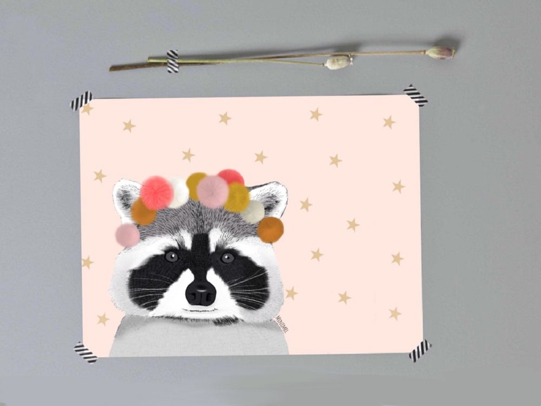 Poster, Waschbärmotiv, pastellrosa Hintergrund, goldfarbene Sterne, bunte Pompons als Krone, grau-weißer Waschbär, quadratisches Format, dekorativer Stil.