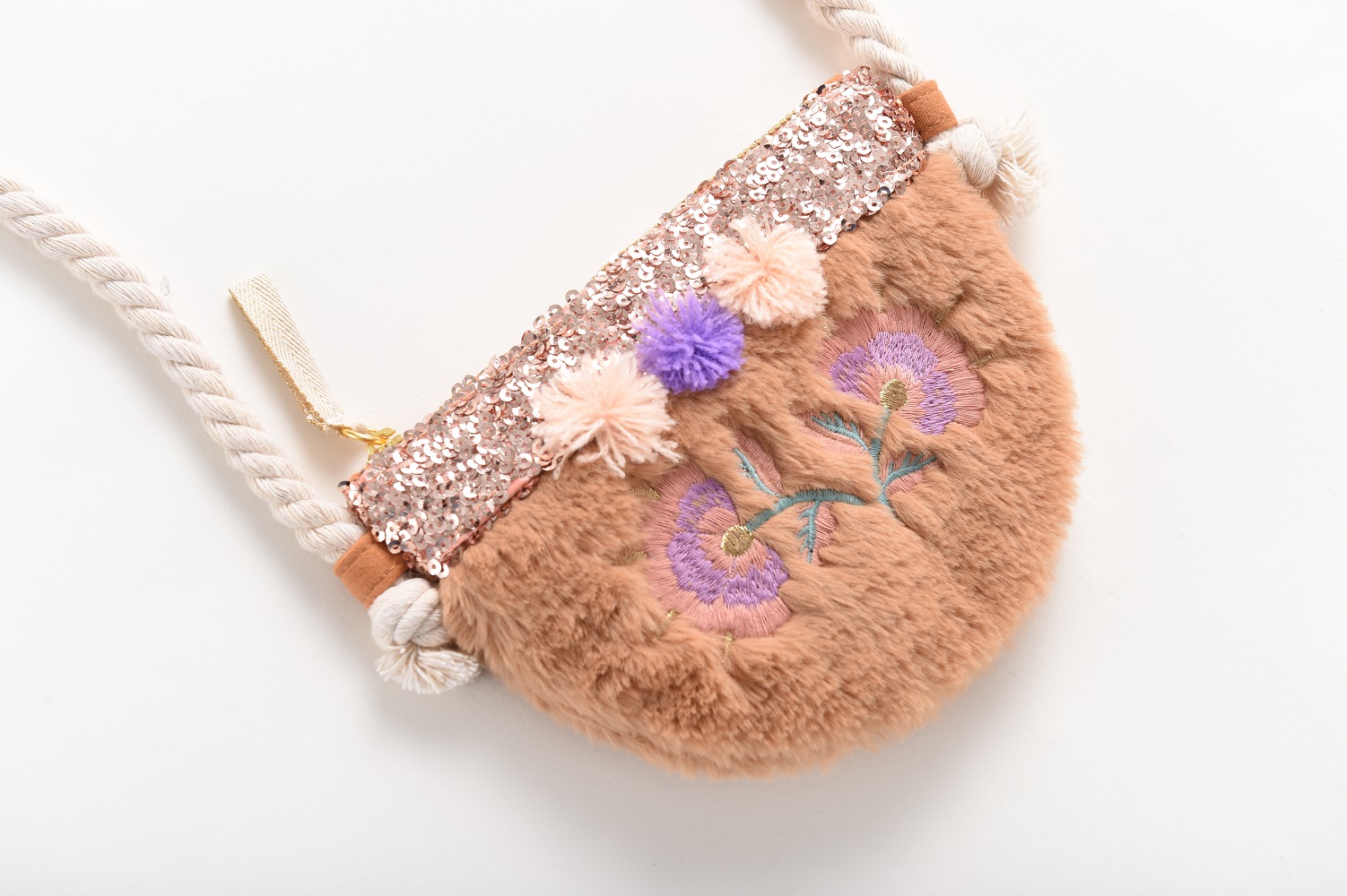 kidsbagazucenanuts6 Flauschige Tasche, braun, Paillettenstreifen, florale Stickerei, lila und rosa Pompons, Seilriemen.