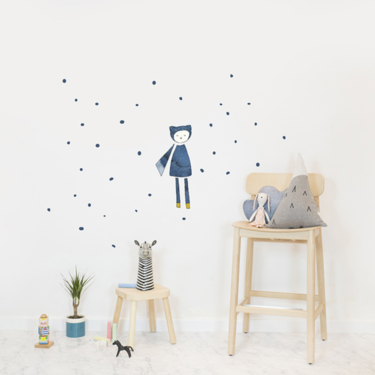 wallsticker_kids_fabelab_magician_720 Wandsticker Kindermotiv, blaues Cartoon-Kind mit Schal, Punkte umher, Kinderzimmerdekor, Holzstuhl mit Kissen, Holz-Hocker mit Stofftier.
