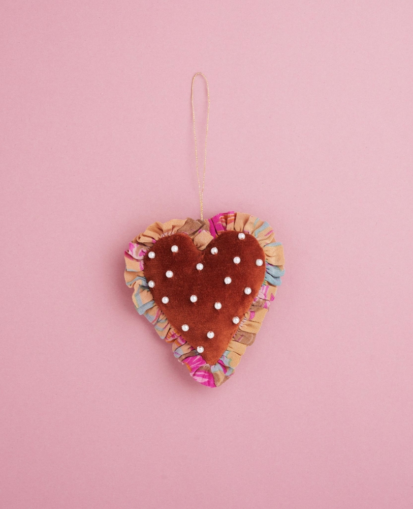 Velvet-Heart-Ornament-Garden-Party Herzanhänger, brauner Stoff, weiße Perlen, bunte Rüschen, goldene Aufhängeschlaufe.