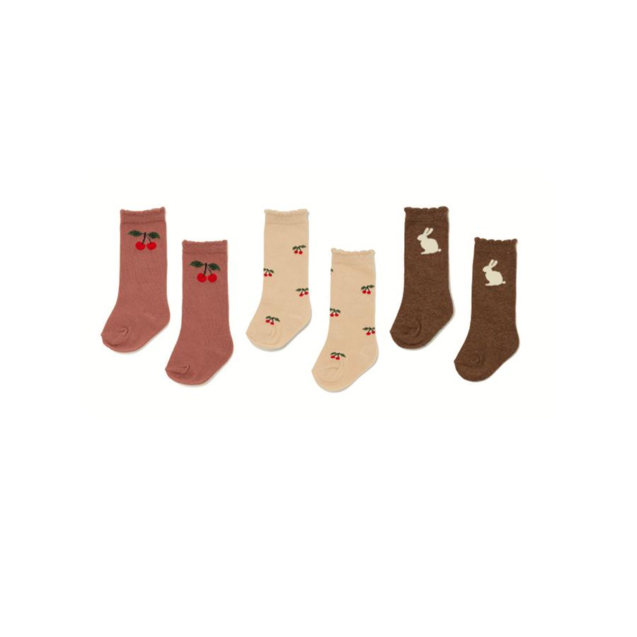 konges-slojd-socken-jacquard-bunny-cherry-3er-pack Dreierpack Babysocken; Farben: Rosa, Beige, Braun; Motive: Kirschen, Hase; unterschiedliche Designs; weiches Material.