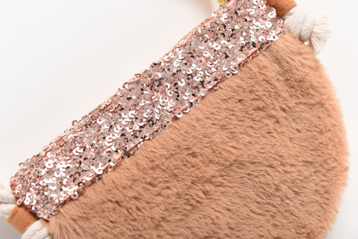 kidsbagazucenanuts8 Kuschelkissen braun, glänzende Paillettenleiste, Plüschmaterial, Verzierung mit Kordeln.