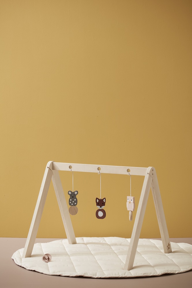 1000483-Play-mat-Beige-1000416-Baby-gym-figures-1000365-Baby-gym-E_1 Holz-Babyspielbogen, natur, hängende Figuren: Bär, Fuchs, Eule; weißes, gestepptes Rundpolster.