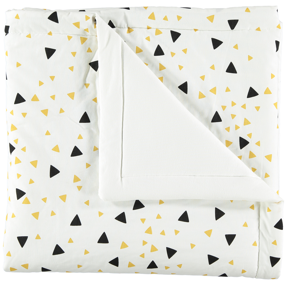 blanket_copenhagen_small_black_honey_sparks_Front_jpg_white Bettdecke, weiß, gelb-schwarzes Dreiecksmuster, rechteckig, doppellagig, umgeschlagene Ecke.