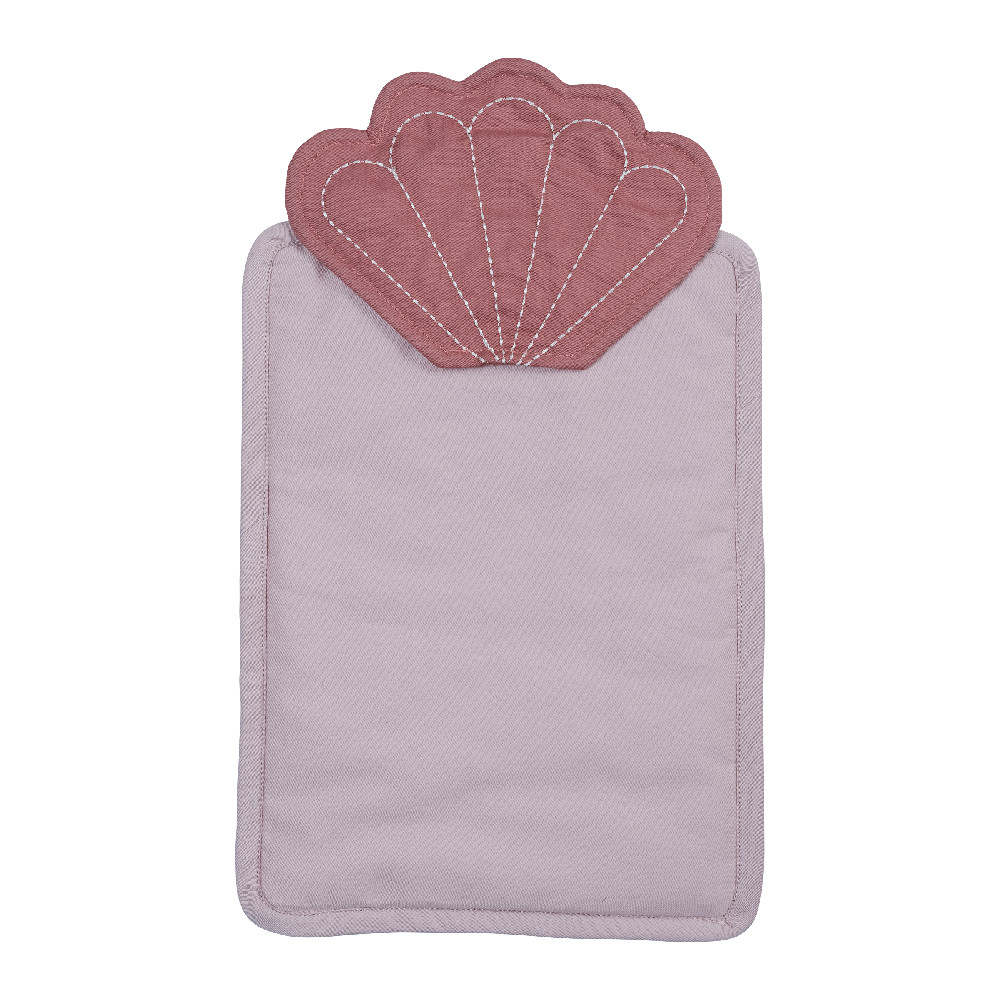 doll-bedding-shell-packshot Topflappen, Muschel-Design, Staubrosa, Stickerei, rechteckige Form, pastellfarben.