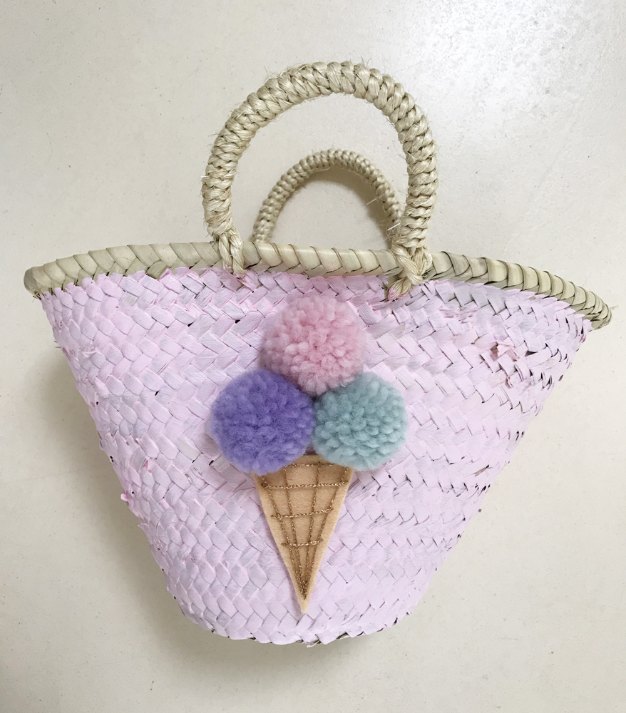 IMG_2783 Korb, geflochten, pastellrosa, Eiscreme-Applikation mit Pompons in Rosa, Lila, Blau, naturfarbene Griffe.