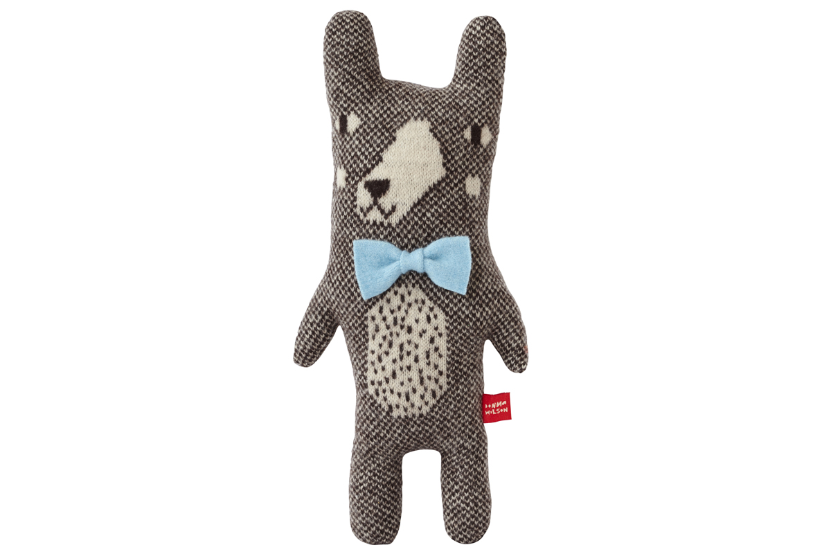 creature-maurice Stofftier, Hase, hellbraun-grau gemustert, blauer Schal, kontrastierende Musterung, rotes Markenlabel.