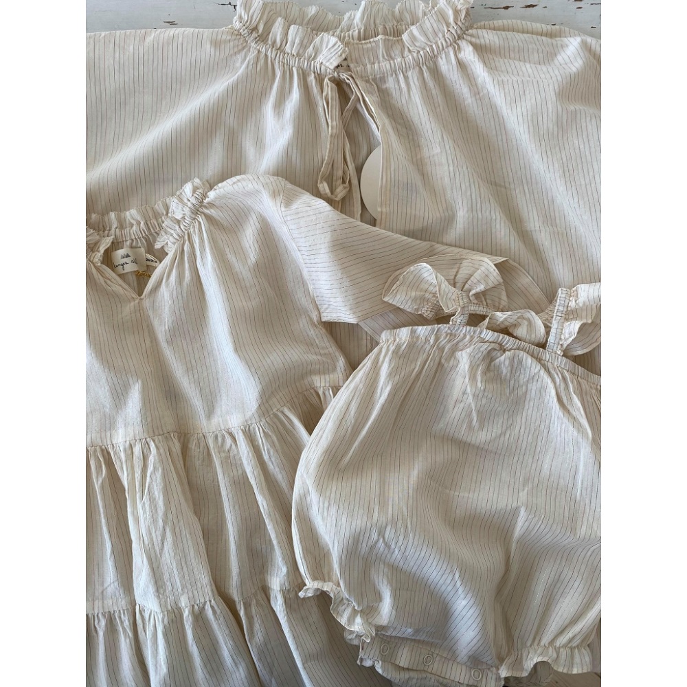 KS1538-GLITTER-STRIPE-Extra-1 Drehkleider und Body, cremefarben, feine Streifen, Rüschenkragen, langärmlig, Knopfverschluss, Baby- und Kindergrößen.