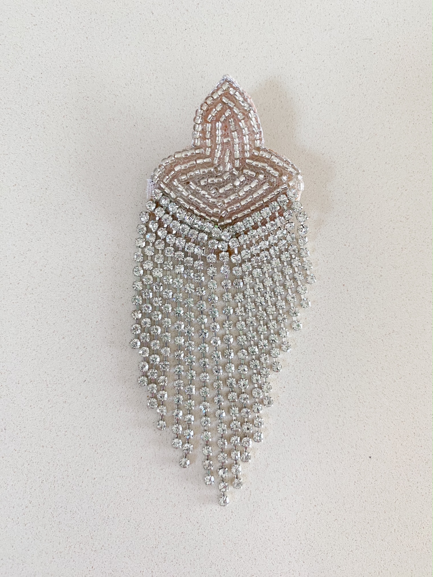 Anstecker aus Perlen mit Strass