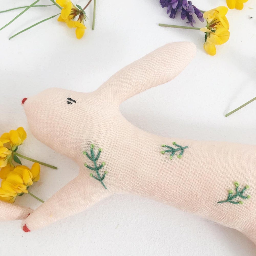 B36A2362-1424-42EE-A847-4C550DFAE120 Stofftier, Hase, hellrosa, grüne Stickerei, Blumenstickerei, minimalistisch