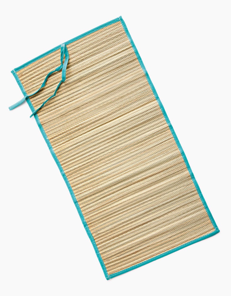 Collection-Minikane-poupee-gordis-plage-tapis-en-raphia-30x58cm-2 Yoga-Matte, beige, türkisfarbener Rand, Schleifenband, rechteckig, natürliche Optik.
