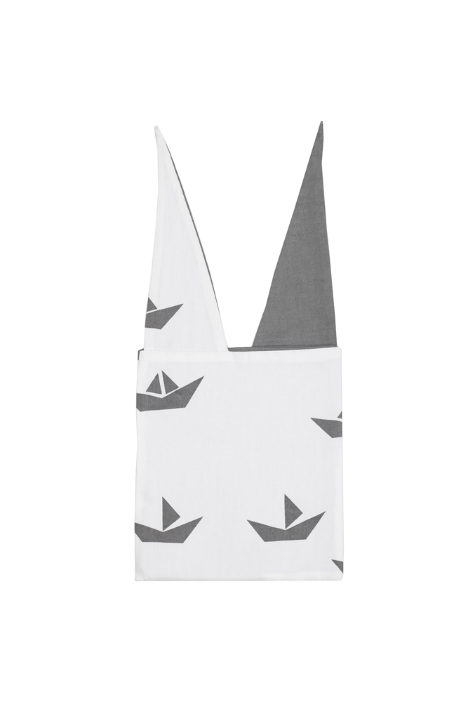 LB-SHIPw16-lunchbag-ship-white Leinentasche, weiß mit grauen Papierboot-Aufdrucken, lange Henkel, schlichtes Design.