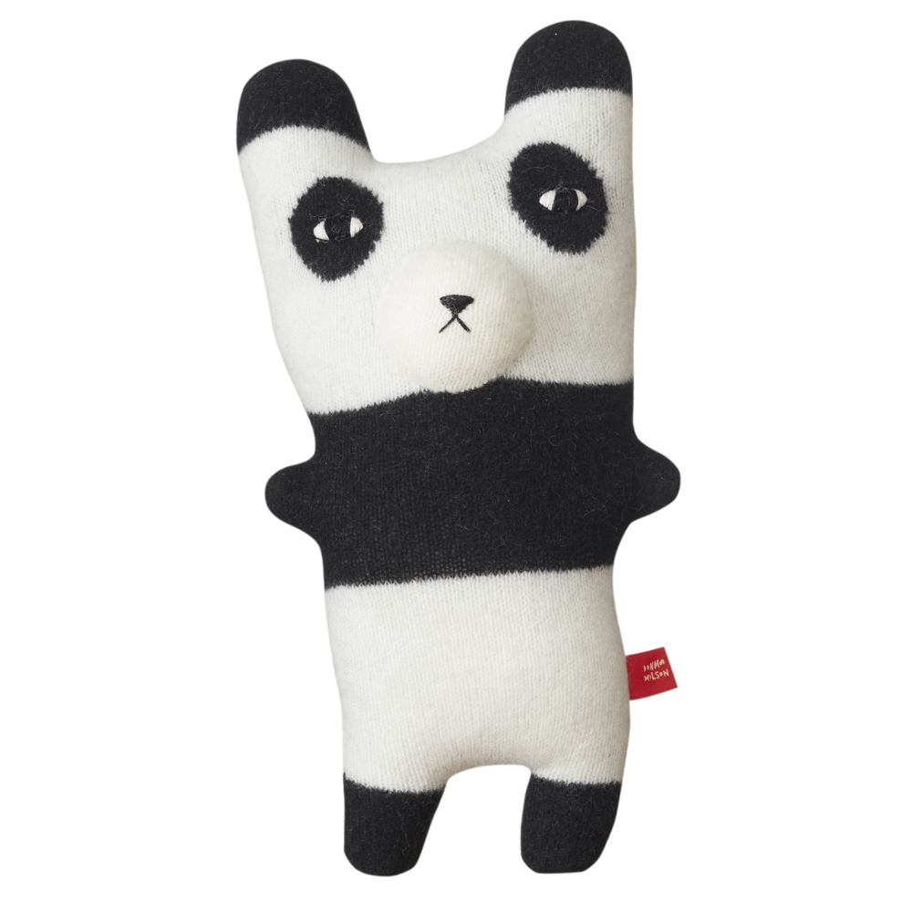 Creature-Pia-Panda Stofftier, Panda-Motiv, schwarz-weiß, kleine Arme, runder Kopf, schwarze Augenringe, rotes Etikett.