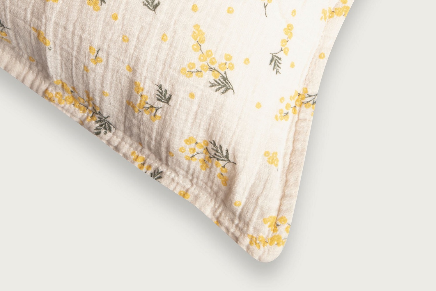 669_fd60acae42-gf13022-1300-2-sc_full Kissenbezug, cremefarben, gelbe Blumenmuster, Blätterdetails.