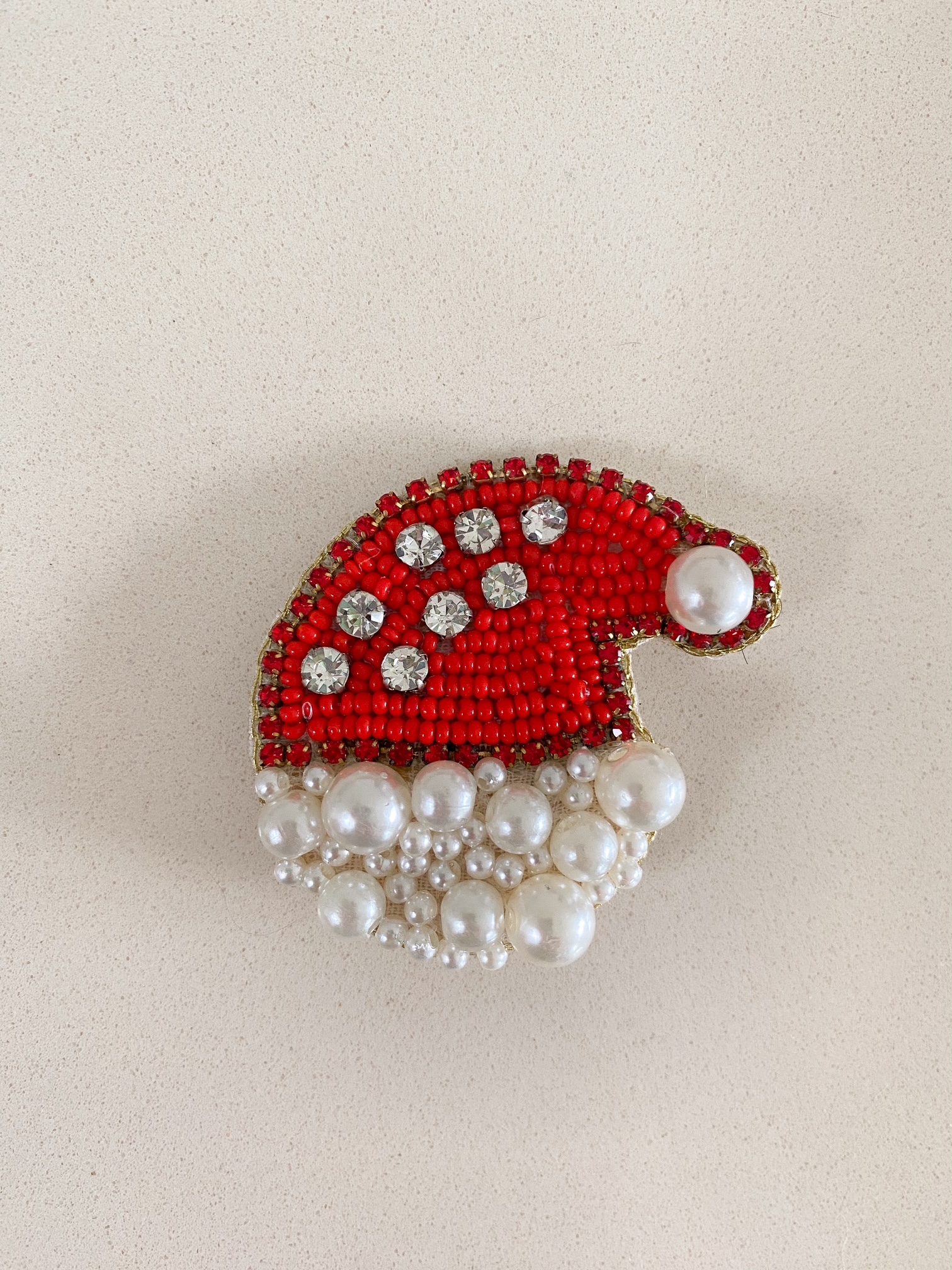 Anstecker aus Perlen Weihnachtsmann Mütze