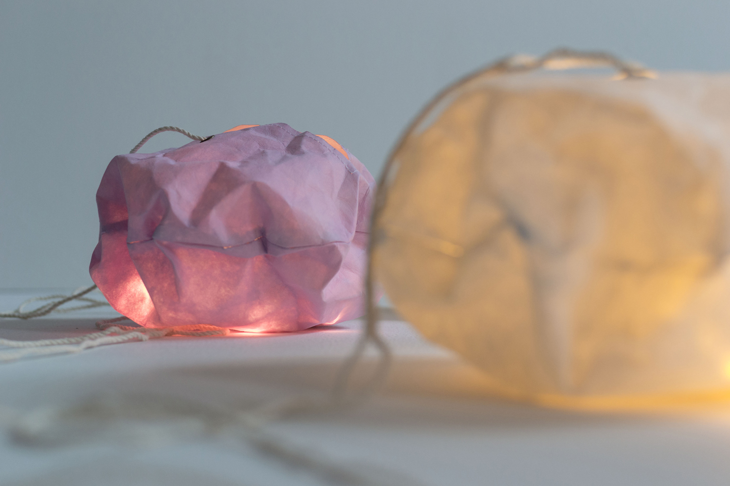 DSC_0394 Papierlampen, unregelmäßige Form, lila und beige, warmes Licht, Kabel.