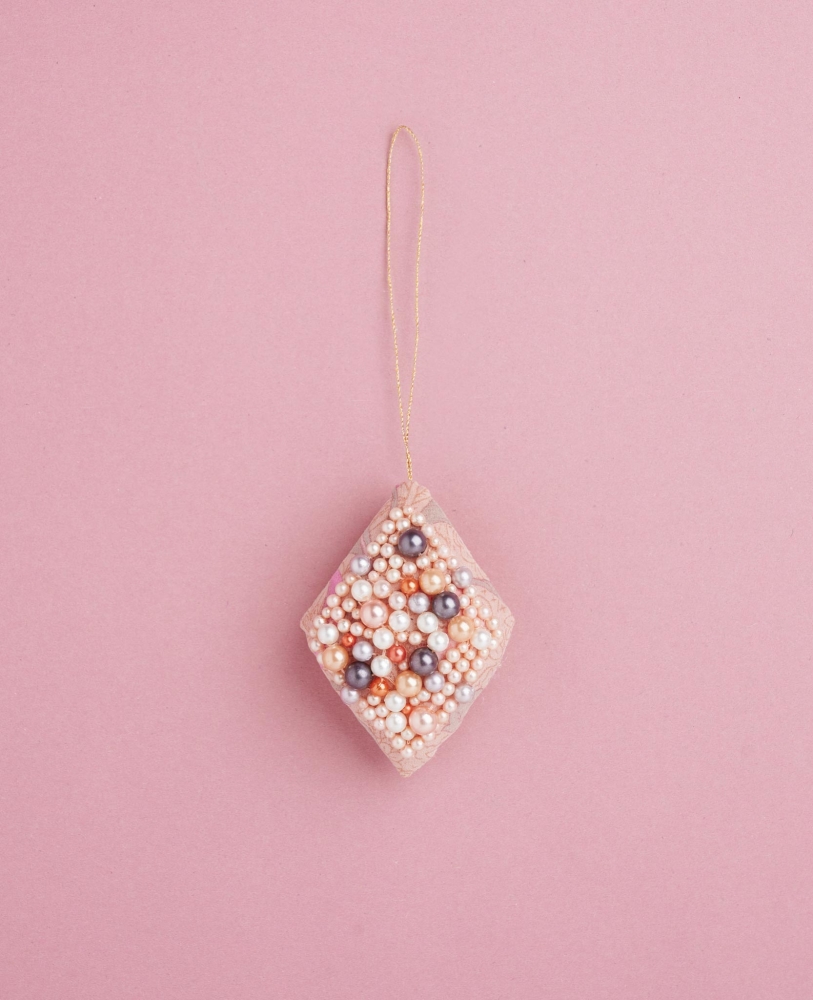 Rhomb-SILK-Ornament-Pink Diamantförmiger Christbaumschmuck, Perlenbesatz in Rosa, Weiß, Orange und Grau, goldene Aufhängeschnur.