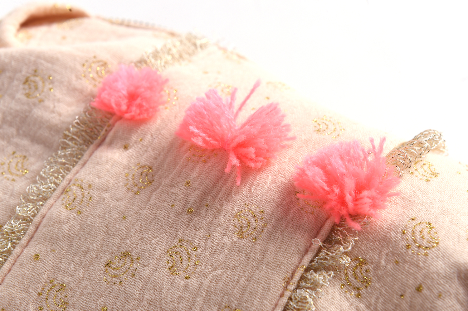 kidspocketmiablushglitter5 Stofftier Kleidung, rosa mit goldenen Details, silberne Zierborten, pinke Pompons.