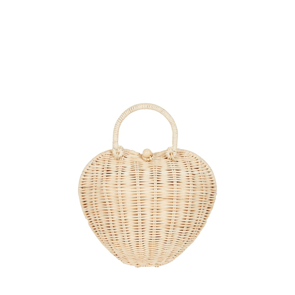 Olli-Ella-Luvya-Bag-Straw-cutout-01 Herzförmige Rattantasche, naturfarben, mit Henkel, gewebte Struktur, runder Verschluss.