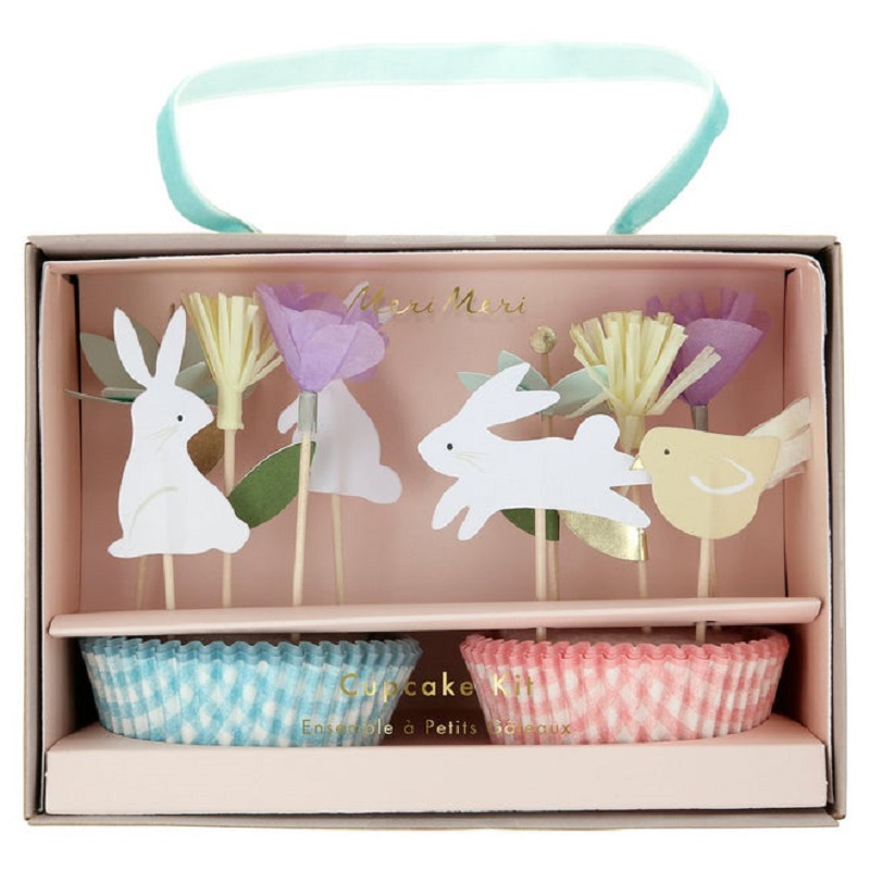 HR_218008a_660x Cupcake-Kit, enthält blau- und rosakarierte Papierförmchen, Deko-Picker in Weiß mit Hasen, gelbem Vogel, pastellfarbene Blumen und Blätter. Verpackung mit transparentem Sichtfenster und türkisfarbenem Trageband.
