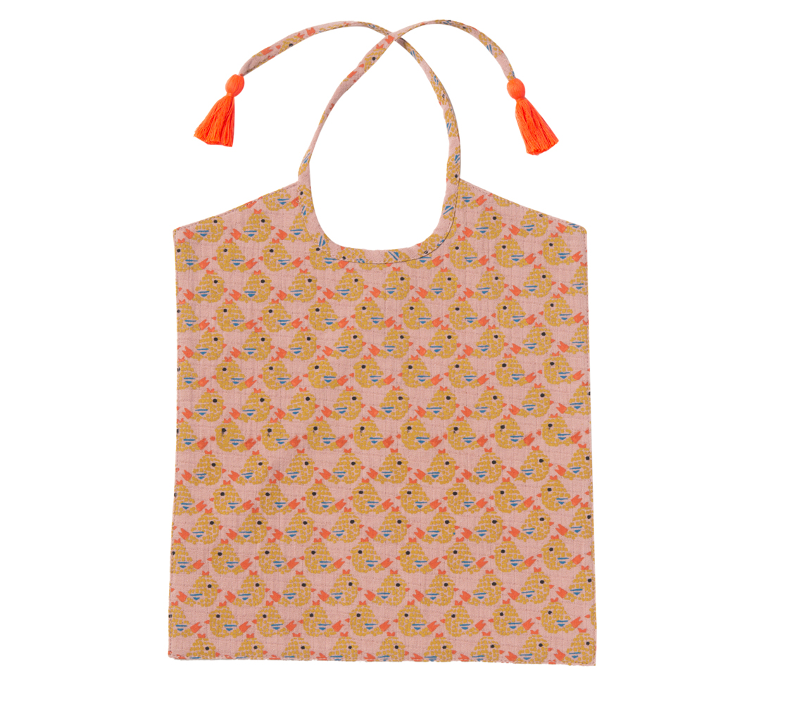 BAVOIR-OISO-PINK Einkaufstasche, wiederverwendbar, rosa Hintergrund, gemustert mit gelben Fischen und blauen Wellen, orange Quasten an Bändern.