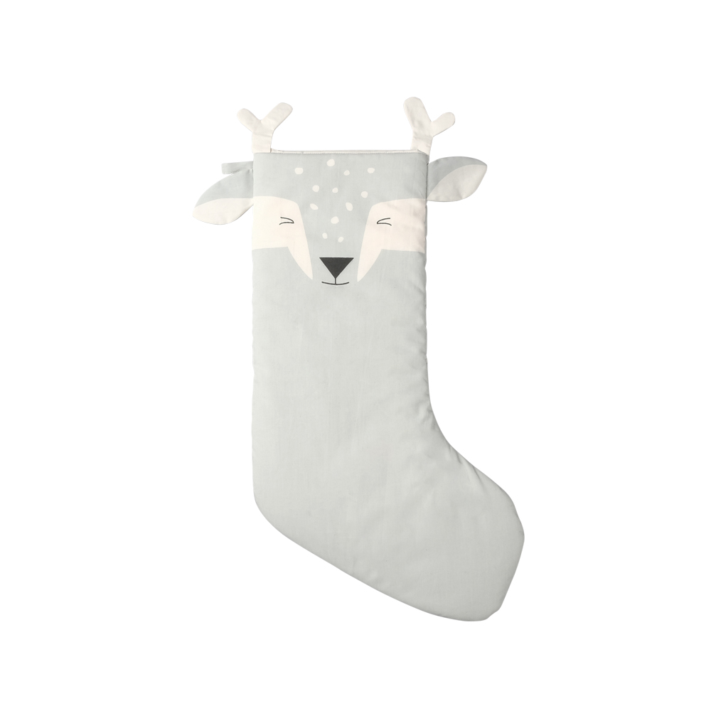 stocking-shy-fawn Weihnachtssocke, hellgrau, Rentieraufdruck, spielerisches Gesicht, weiße Geweihe und Ohren.