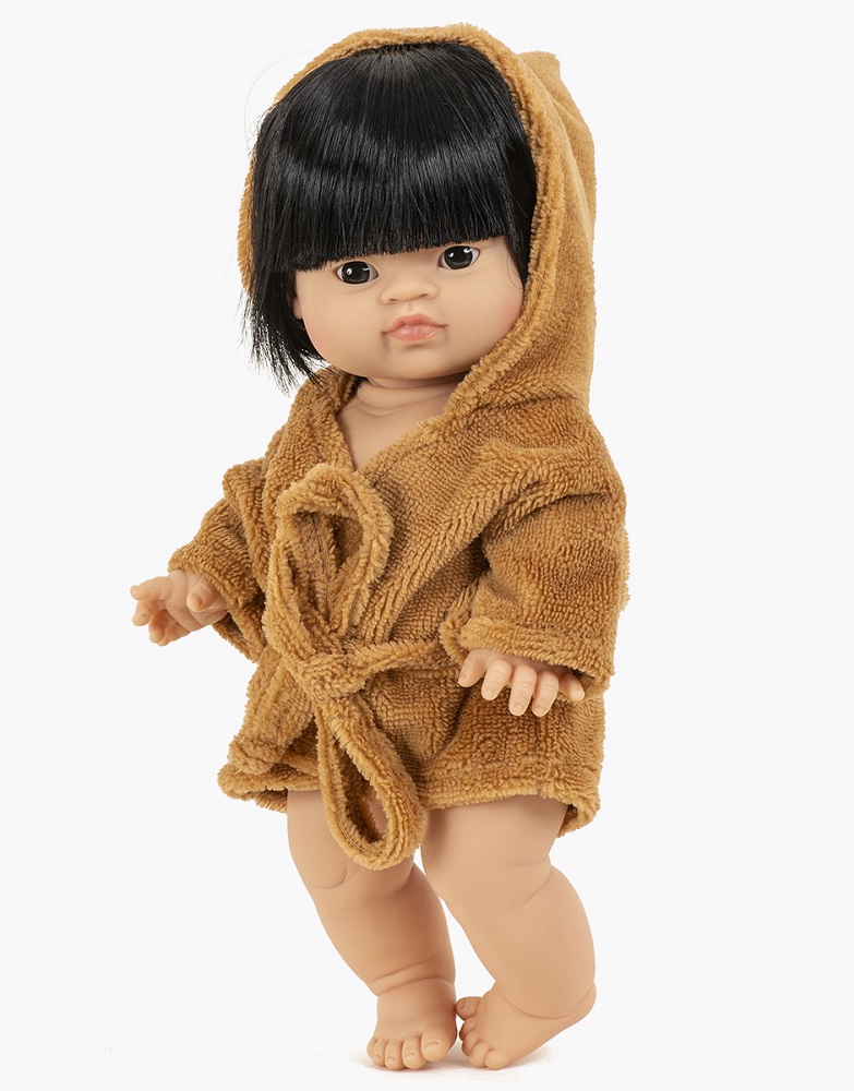 Collection-Minikane-poupee-gordis-nouveautes-automne-hiver-2021-peignoir-en-tissu-eponge-camel Puppe, dunkelbraunes Haar, beiger Bademantel mit Kapuze, Schleifenverschluss.