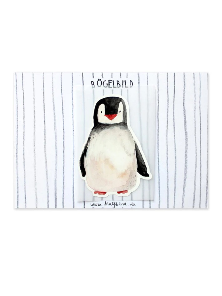 BuegelbildPinguinmitBuegelanleitung_700x Bügelbild, Pinguinmotiv, schwarz-weißer Pinguin mit rotem Schnabel, gestreiftes Hintergrundmuster, Marke: Halfbird.
