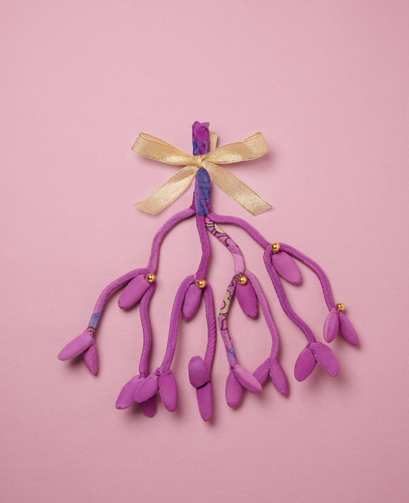 Mathilda-SILK-Mistletoe-Violet-Kiss Dekorative Stoffzweige, violett, goldene Perlen, goldene Schleife, handgefertigt, blumenartig.