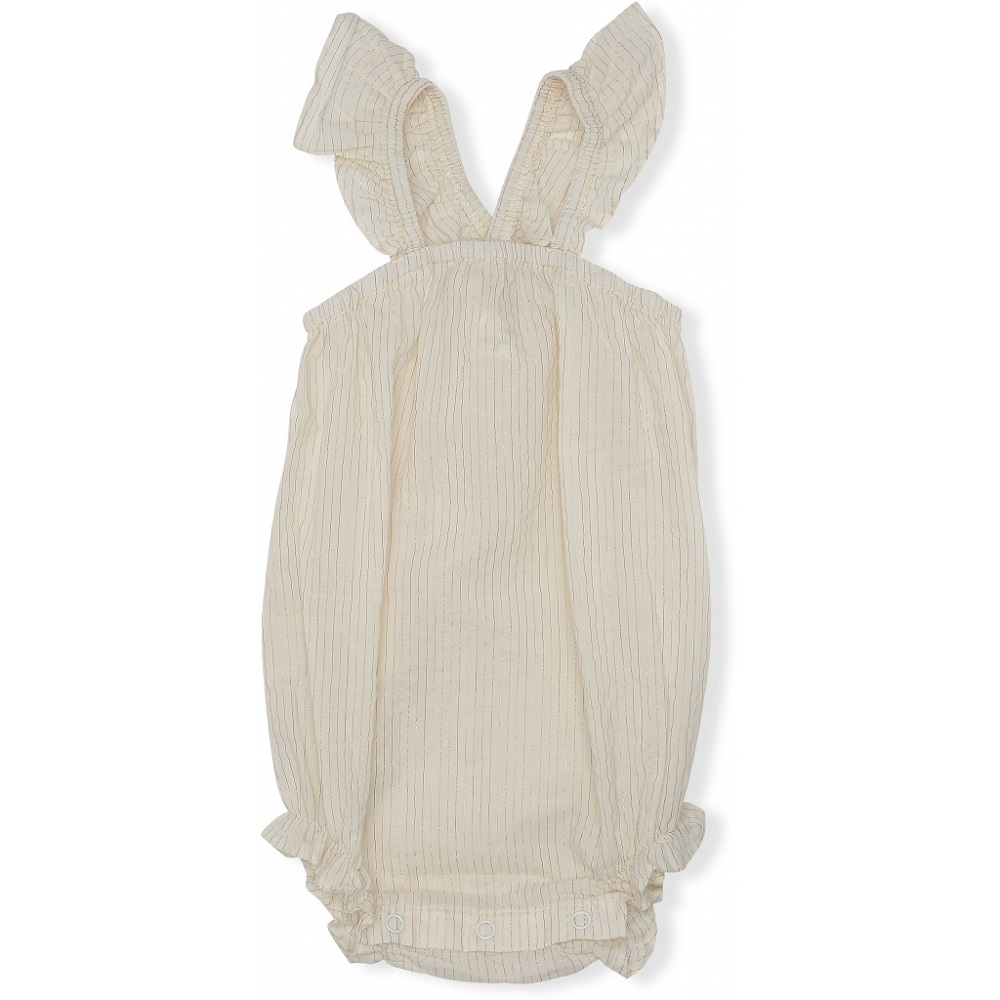 KS1538-GLITTER-STRIPE-Main Baby-Strampler, cremefarben, feines Streifenmuster, Rüschen-Träger, Beinausschnitt mit Rüschen, Druckknöpfe im Schritt.