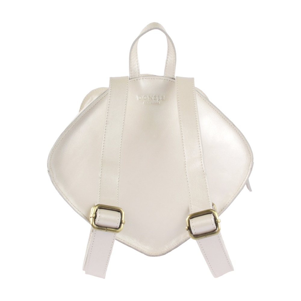 Seafo-Scallop-Back Rucksack, beige, Leder, goldfarbene Schnallen, Tragegriff, modernes Design.