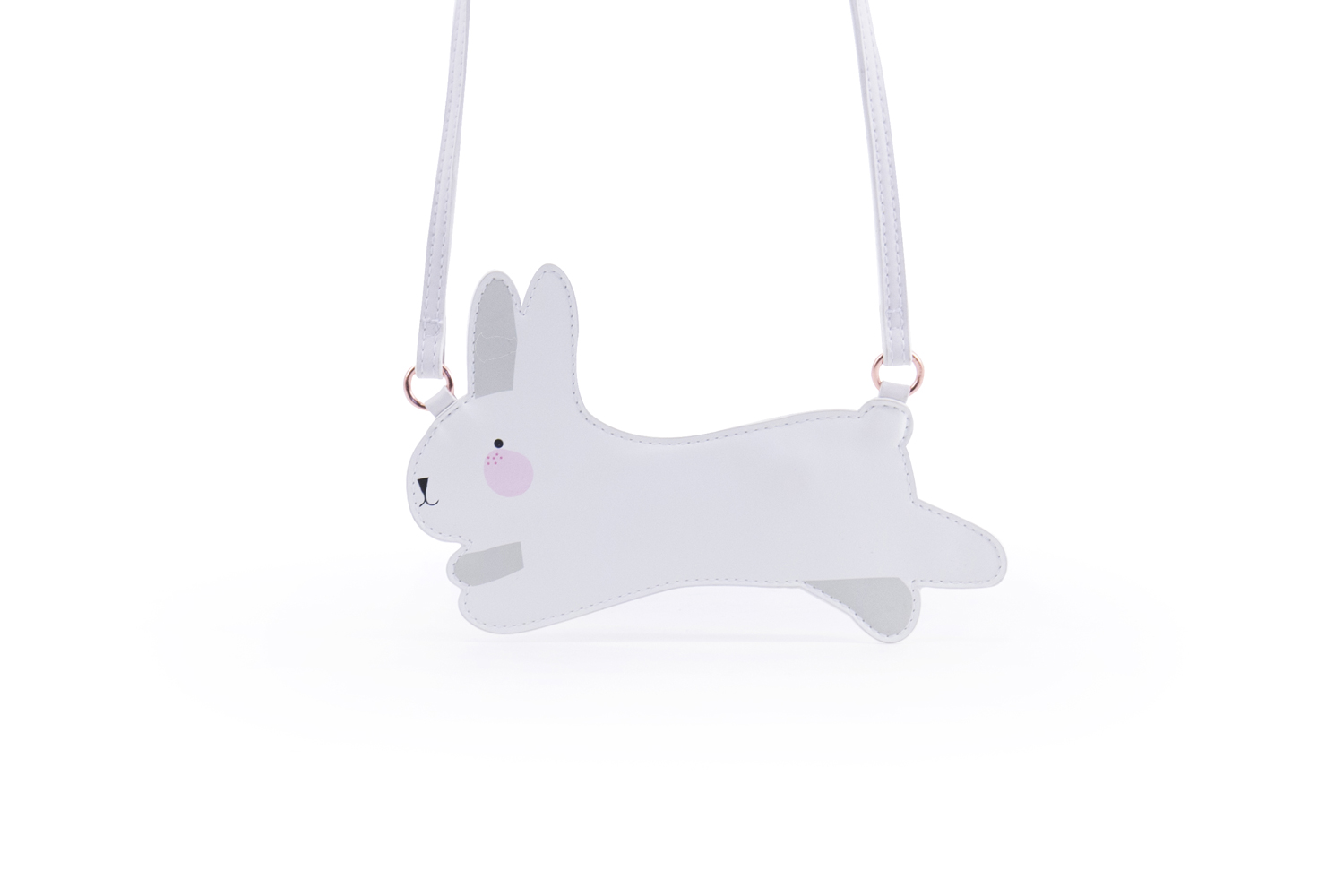 RGR-Eeflillemor-Little-bag-Rabbit-Close-up Kleine Umhängetasche, Hasenform, weiß, rosafarbene Wangen, graue Ohren, schlichte Nähte, weißer Riemen, rosa Metallringe.