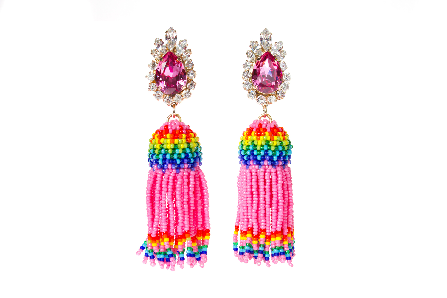 TOTEM-EARRING-PINK Ohrringe, Tropfenform, rosafarbene Steine, Strassverzierung, lange Quasten, bunte Perlen in Regenbogenfarben, pinke Hauptfarbe.