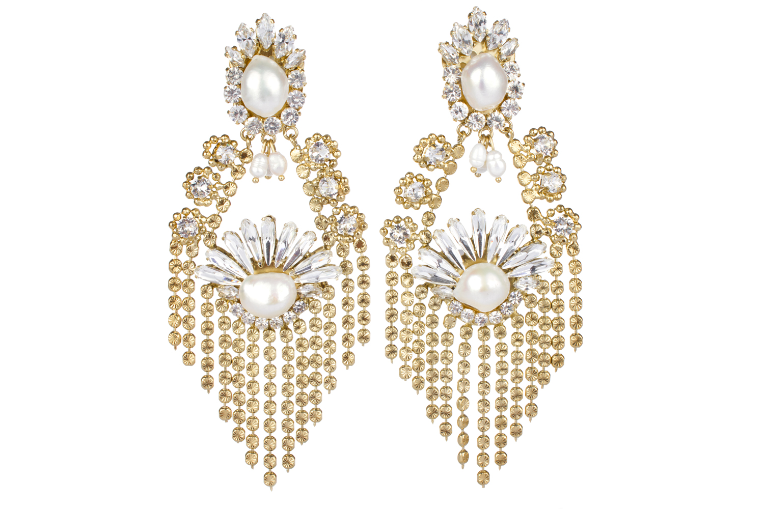 YUYU-EARRING Ohrringe, goldfarben, große weiße Perlen, funkelnde Strasssteine, filigrane Blumenmuster, hängende Kettenelemente.