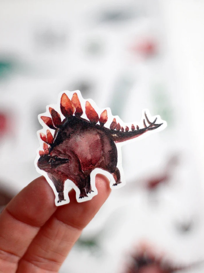 spulmaschinenfeste_Sticker_dino3_700x Aufkleber, Dinosaurier, braun, dunkelrot, handgehalten, Stegosaurus Darstellung