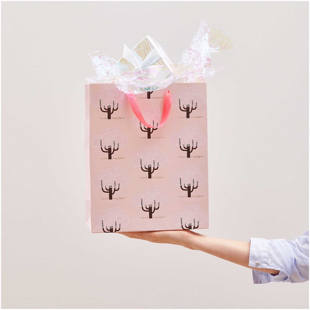 400171_AW_1 Geschenktüte, rosa, Baumaufdruck, transparente Folie, pinke Tragegriffe.