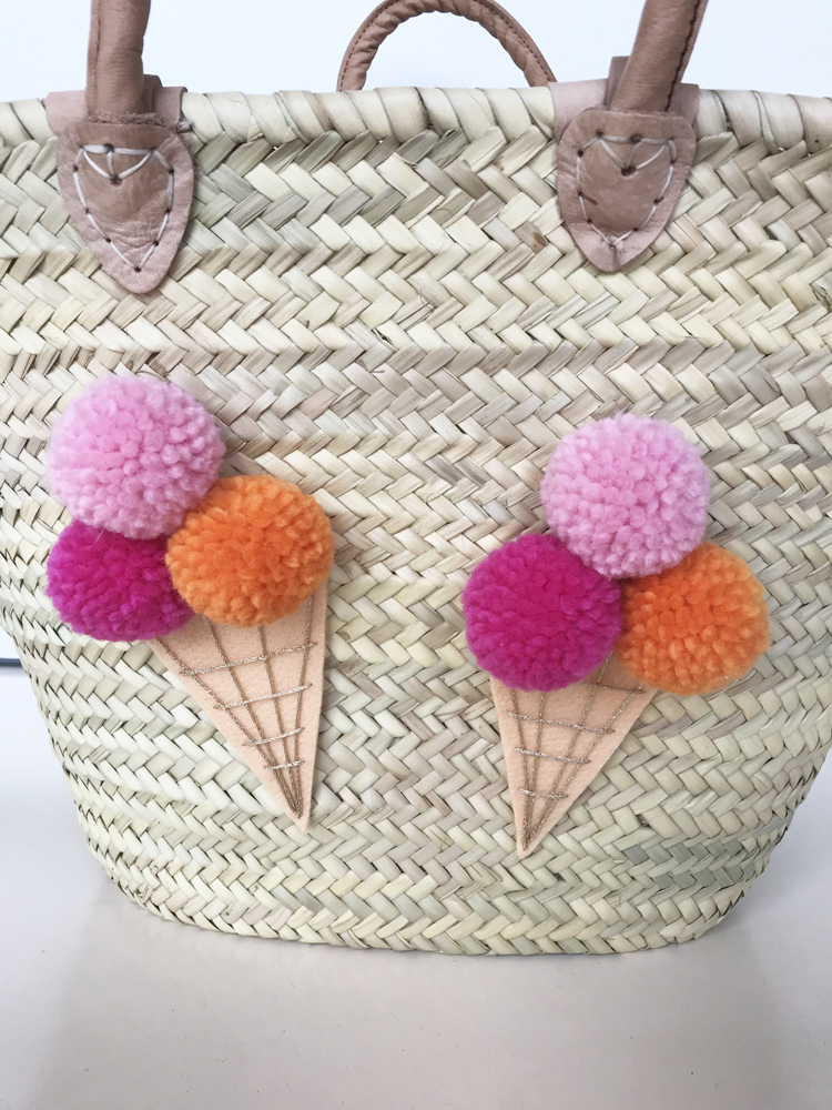 IMG_2904 Strohtasche, beige, Ledergriffe, zwei Eiswaffel-Applikationen mit Pompons in Rosa, Pink, Orange.