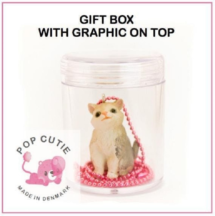 321390-47cd46bf1118d4 Geschenkbox, transparenter Kunststoff, Aufhänger mit Katzenfigur, rosa Perlenkette, Pop Cutie Logo, rosa Elefantenmotiv, hergestellt in Dänemark.