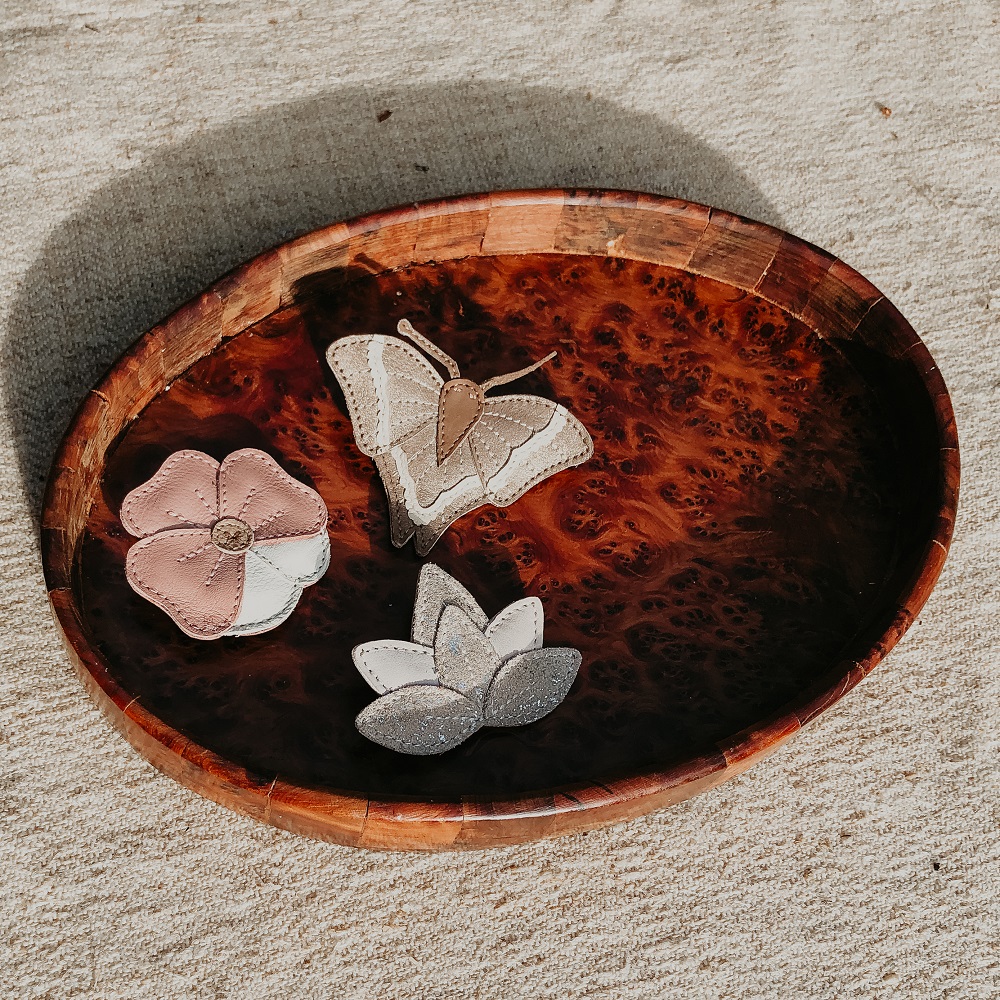 6002001_NL128_2 Deko-Wandsticker aus Filz; Schmetterling in Beige, Blume in Rosa, Blume in Grau; ovale, braune Schale.